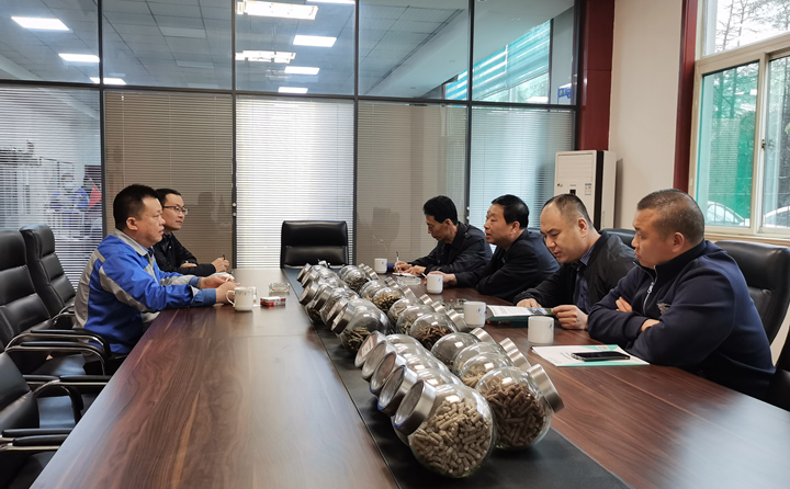 與集團(tuán)總經(jīng)理孫寧波及部門負(fù)責(zé)人座談，就項(xiàng)目建設(shè)、環(huán)境影響、補(bǔ)貼政策等內(nèi)容進(jìn)行了探討交流